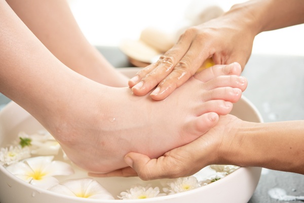gentle foot massage when pregnant to reduce swelling and improve comfort